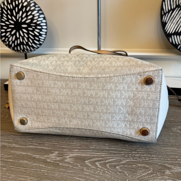 Michael Kors Cream and Tan Signature Tote - Picture 10 of 16